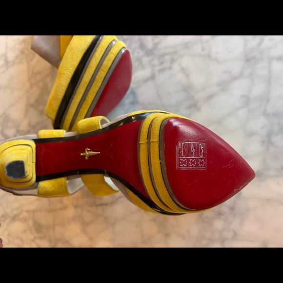 Rare Cesare Paciotti yellow suede heels with red bottom & dagger logo - Picture 3 of 8